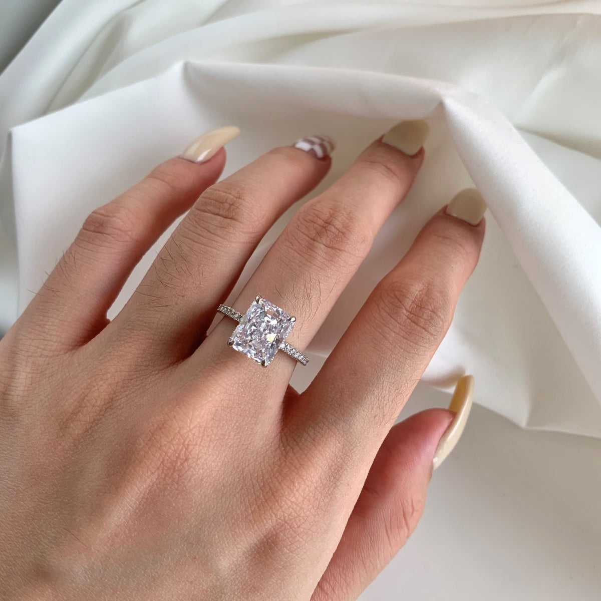 [AuraEcho]4.0 Carat Luxurious Engagement Ring