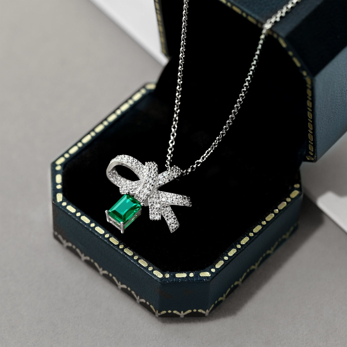 [AuraEcho]Luxurious Flower Shape Emerald Cut Necklace